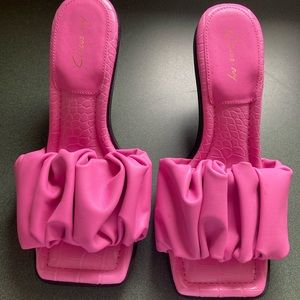 Perfect Barbie! Pink alligator print heels by Circus. NY by Sam Edelman size 10